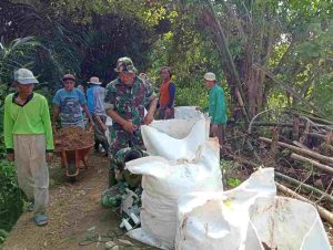 Atasi Kesulitan Rakyat, Babinsa Koramil 1002-02/Batang Alai Utara Turun Langsung Gotong Royong Perbaiki Tanggul