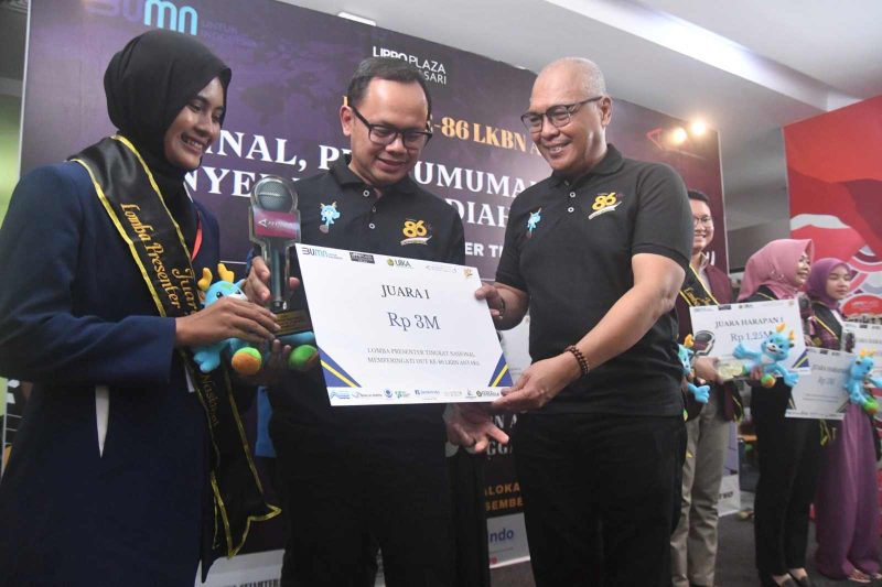 WALI KOTA BOGOR DAN DIRUT ANTARA SERAHKAN PIALA KE JUARA LOMBA PRESENTER