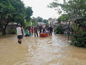 Koramil 05/Pandawan Evakuasi Warga Desa Jaranih Kegiatan Posyandu di Tengah Banjir