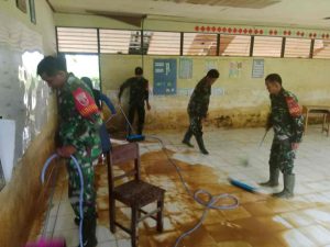 Pasca Banjir, Koramil 1002-06/Barabai Bersihkan SDN 3 Mandingin
