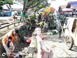 Antisipasi Banjir di Musim Penghujan, Babinsa Kodim 1002/HST dan Warga Bersihkan Parit Serta Tanam Pohon
