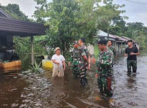 Dandim 1008/Tabalong Terjang Banjir Tinjau Warga Desa Binturu