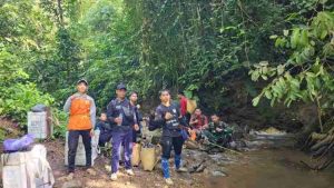 Perjuangan Babinsa Kodim 1002/HST, Sembilan Jam di Hutan Meratus Kawal Kotak Suara Pemilu 2024