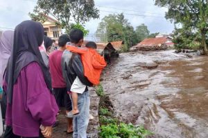 Banjir Lahar Dingin Gunung Marapi Putuskan Jalan Lintas Bukittinggi-Padang