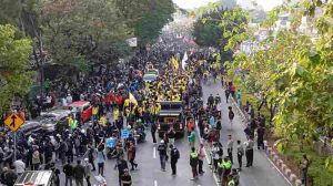 Demo Darurat Indonesia : Buruh dan Mahasiswa Kepung Gedung DPR-RI