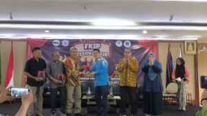 DEKAN FKIP UIA DR MISBAH FIKRIANTO SAMBUT LUNCUR KITAB KONTRAK POLITIK KUMPULAN CERPEN