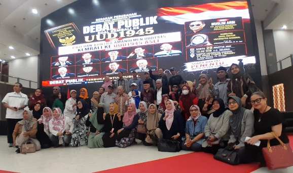 KAMPUS UNAS DEBAT KEMBALI KE UUD 45 ASLI